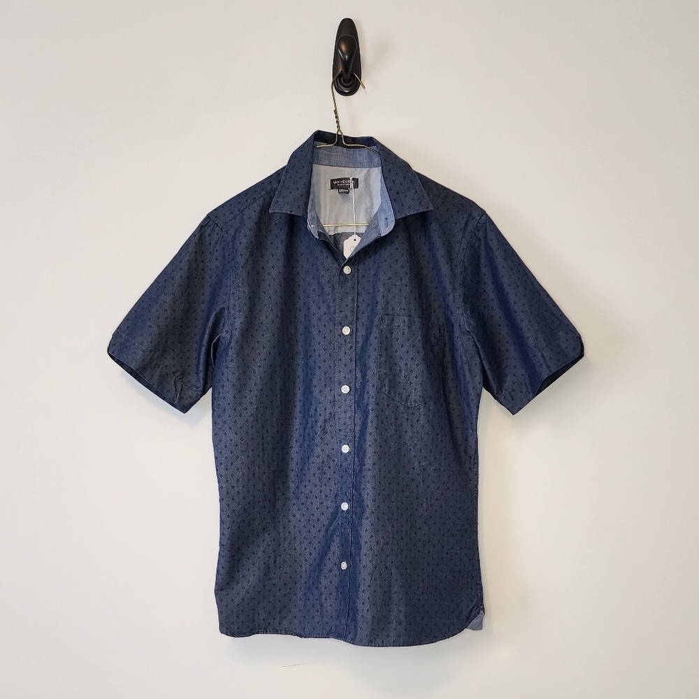 Small Van Heusen Button-Up Patterned Short Sleeve Shirt